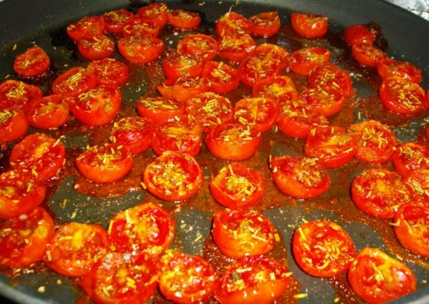 Fotografia przedstawiająca Pomidorki koktajlowe pieczone z przyprawami - z mikrofalówki