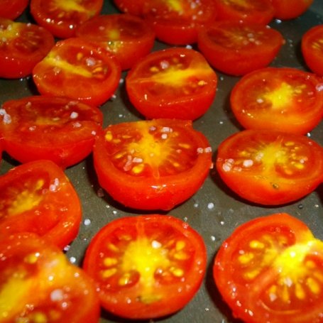 Krok 3 - Pomidorki koktajlowe pieczone z przyprawami - z mikrofalówki foto