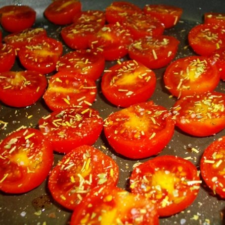 Krok 4 - Pomidorki koktajlowe pieczone z przyprawami - z mikrofalówki foto