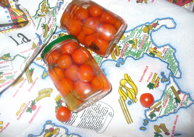 Fotografia przedstawiająca Pomidorki koktajlowe w zalewie solnej