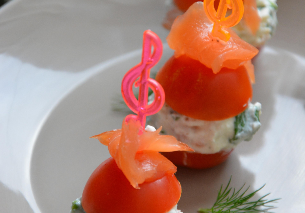 Pomidorki koktajlowe z łososiowym twarogiem foto