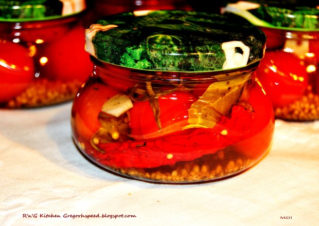 Fotografia przedstawiająca Pomidorki koktajlowie w pikantnej zalewie