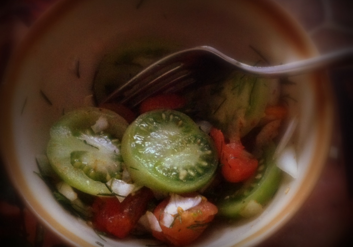 Pomidorki 'kolorowe' z cebulką foto