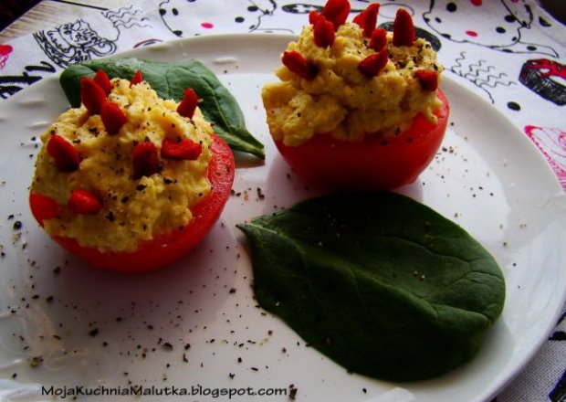 Fotografia przedstawiająca Pomidorki nadziewane pastą jajeczną z kuskusem