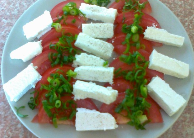 Fotografia przedstawiająca Pomidorki przekładane serem feta