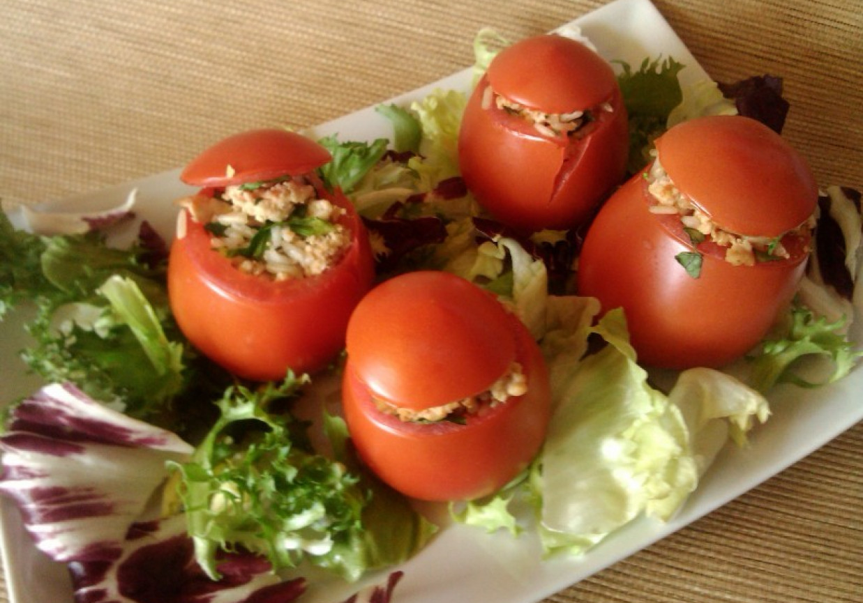 Pomidorki rzymskie faszerowane ryżem, mięsem i roszponką foto