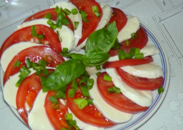 Fotografia przedstawiająca Pomidorki w towarzystwie mozarelli