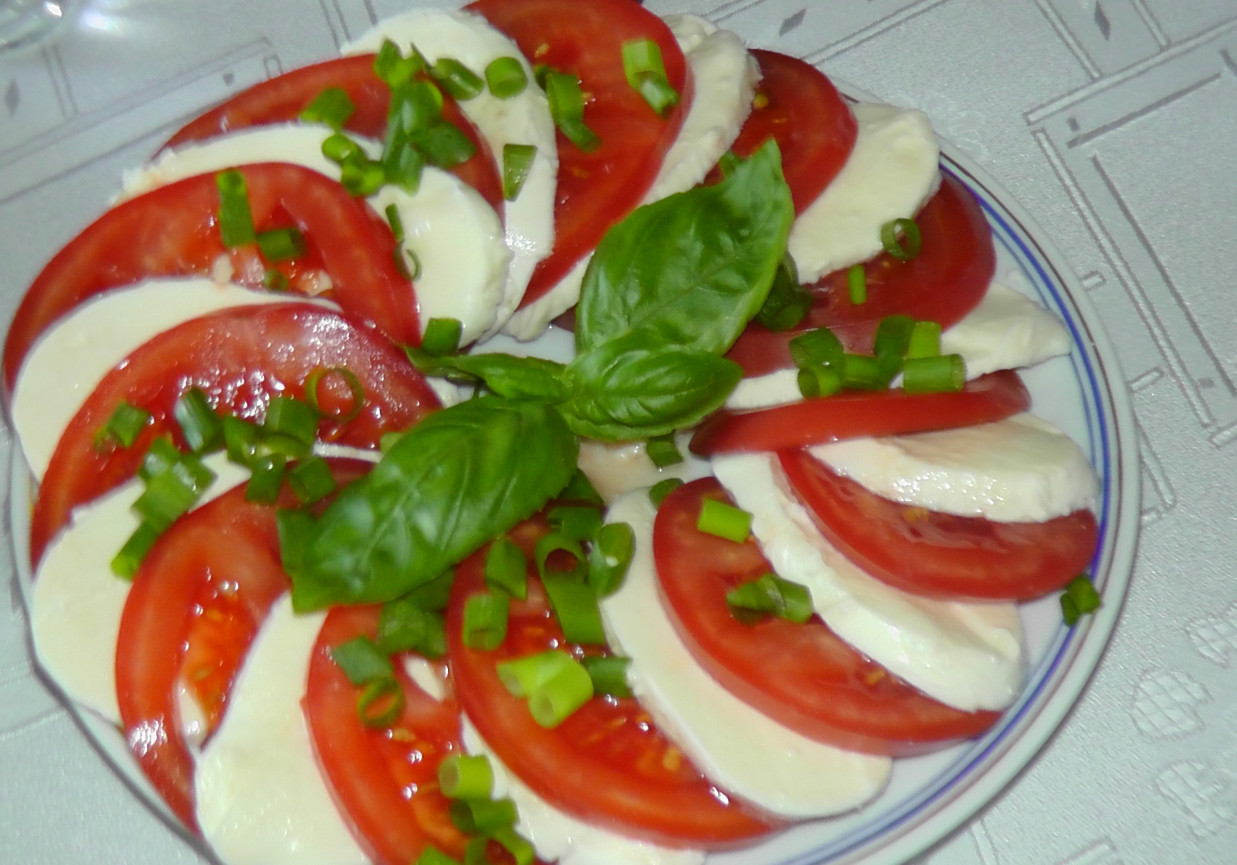 Pomidorki w towarzystwie mozarelli foto
