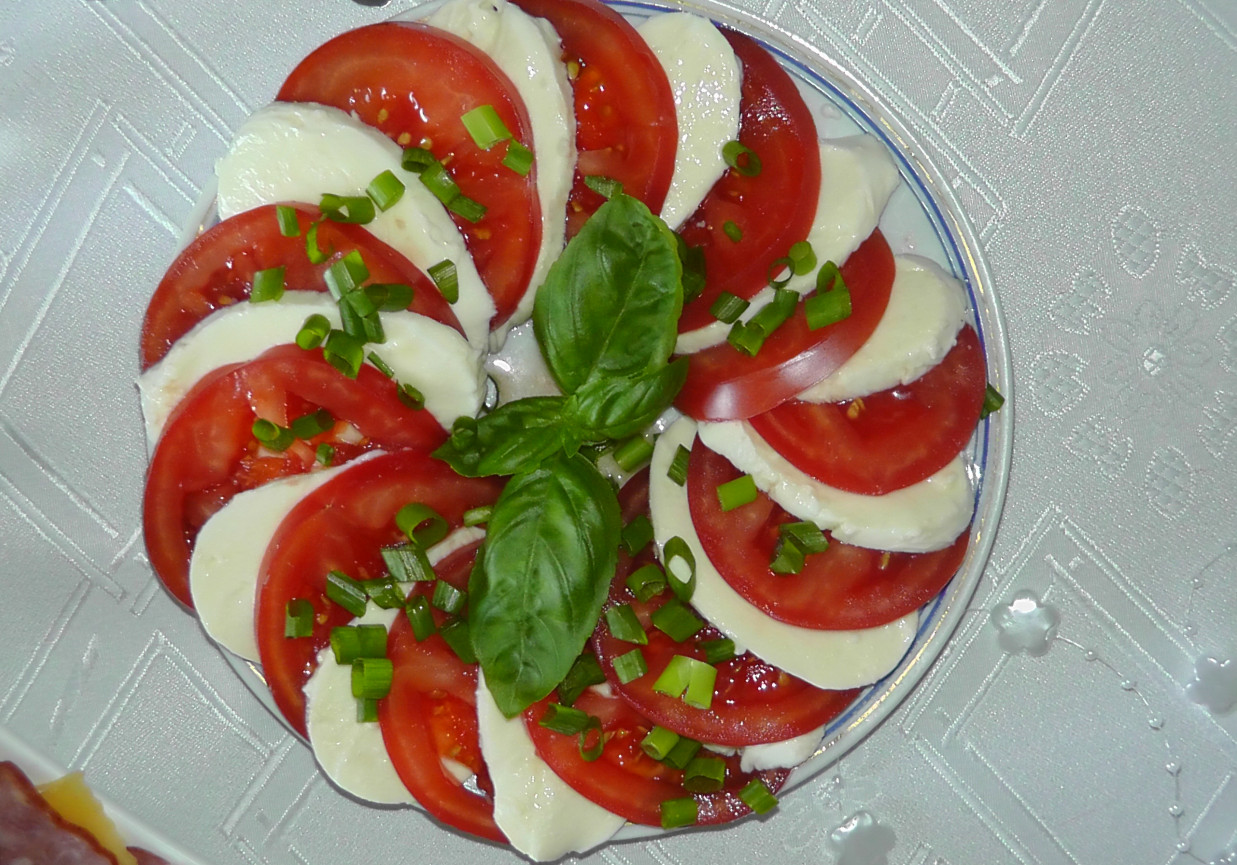 Pomidorki w towarzystwie mozarelli foto