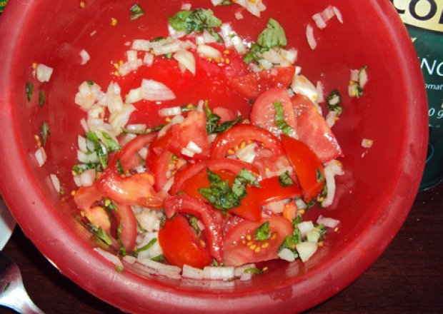Fotografia przedstawiająca Pomidorki z cebulką i bazylią