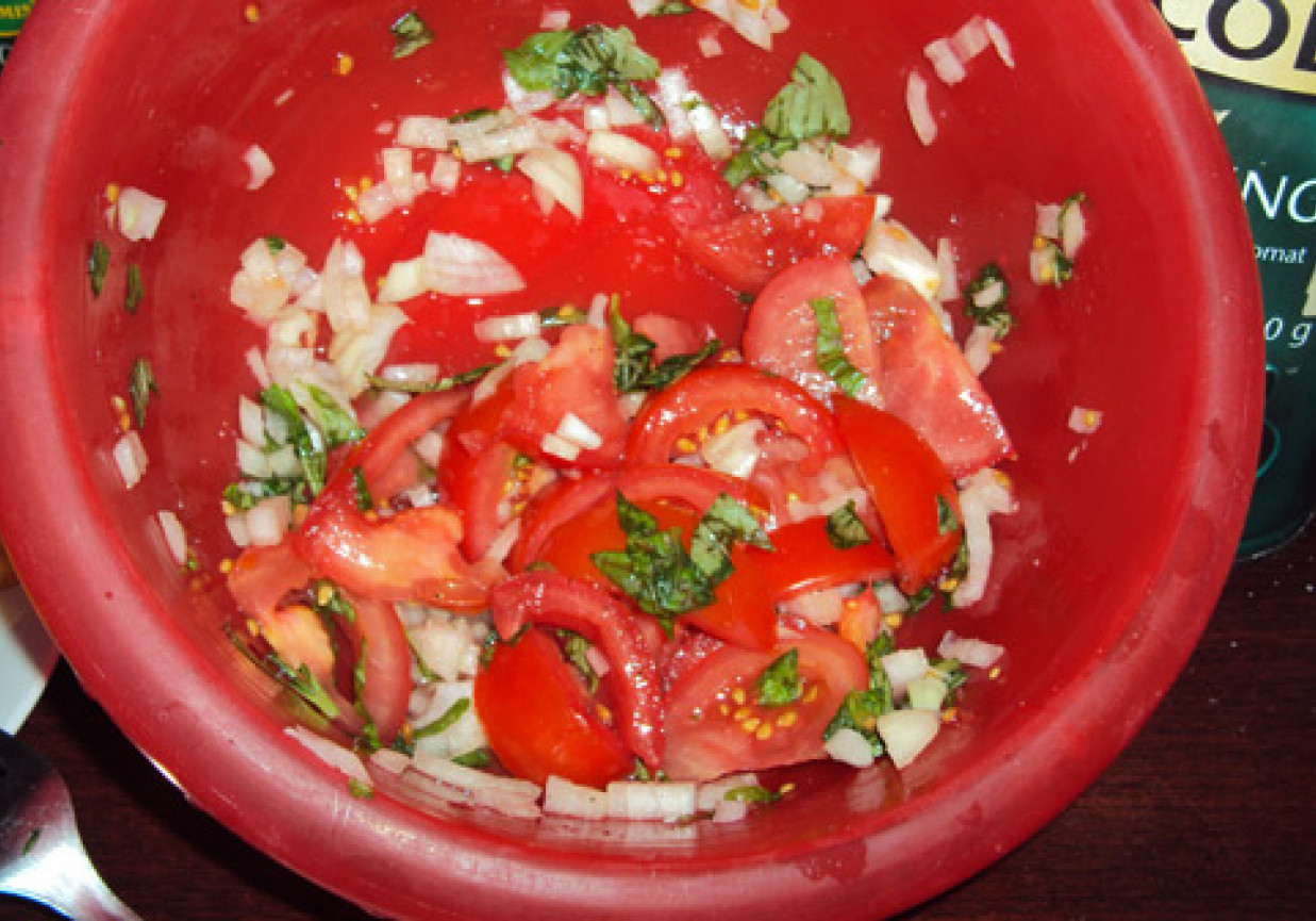 Pomidorki z cebulką i bazylią foto