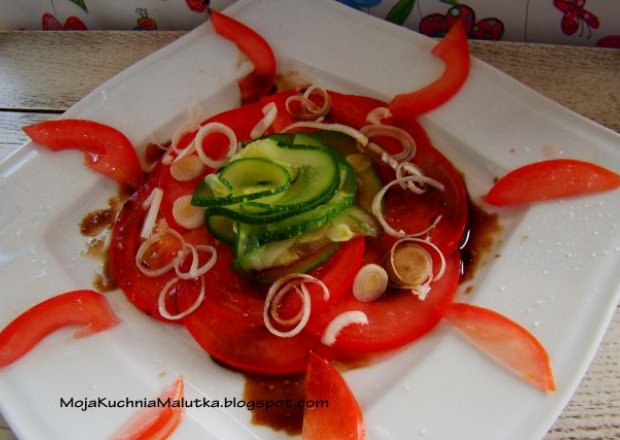 Fotografia przedstawiająca Pomidorki z cukinią i octem balsamicznym