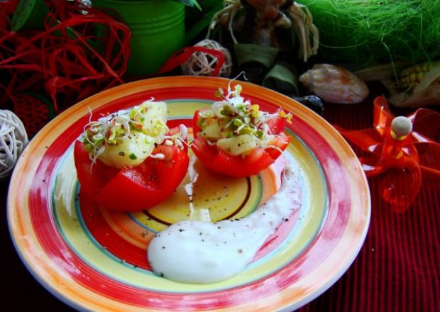 Fotografia przedstawiająca Pomidorki z młodymi ziemniakami i kiełkami