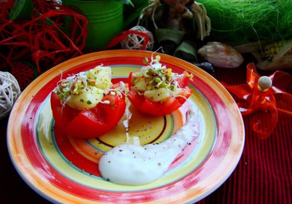 Pomidorki z młodymi ziemniakami i kiełkami foto