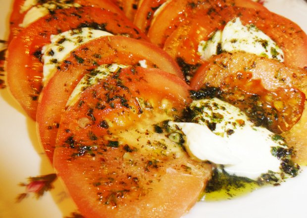 Fotografia przedstawiająca Pomidorki z mozarellą