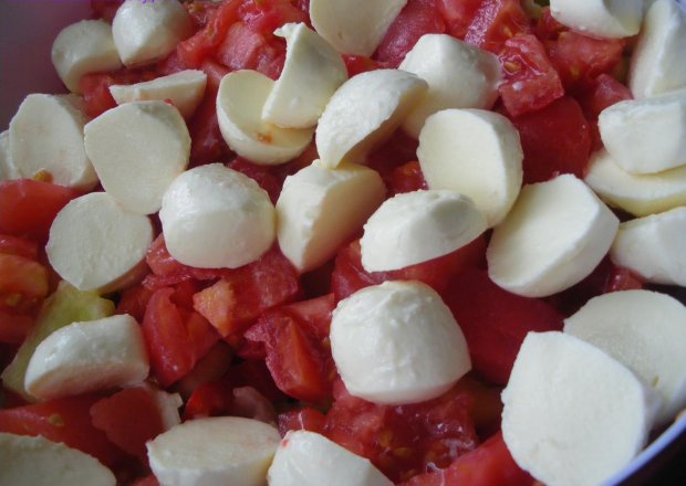 Fotografia przedstawiająca pomidorki z mozzarellą