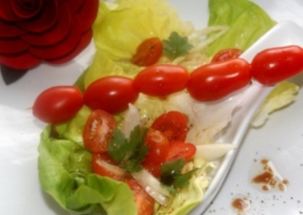 Fotografia przedstawiająca Pomidorki z różanym dresingiem