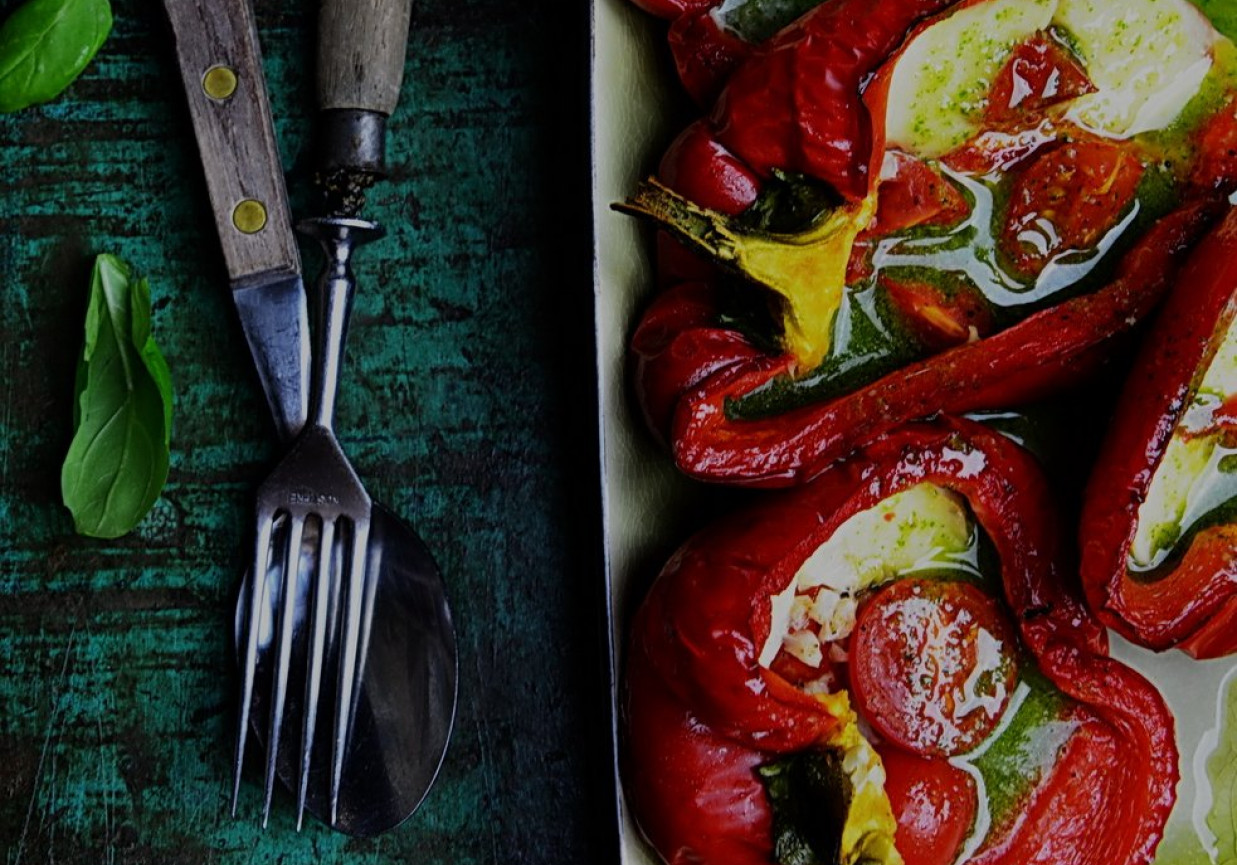 Pomidorki zapiekane w papryce z kulkami mozzarelli i bazyliowym pesto foto