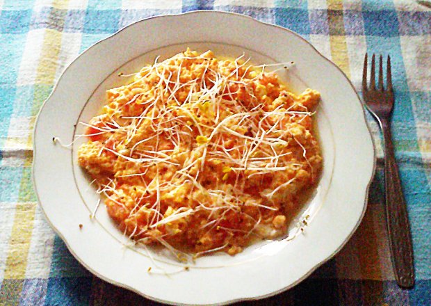 Fotografia przedstawiająca Pomidorowa jajecznica z kiełkami