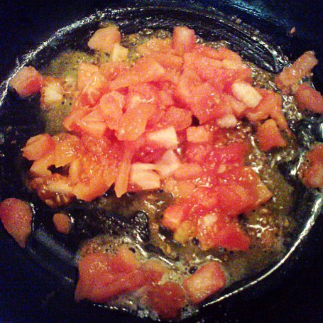 Krok 1 - Pomidorowa jajecznica z kiełkami foto