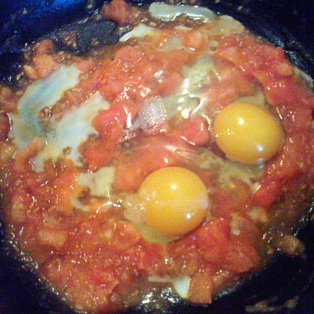 Krok 2 - Pomidorowa jajecznica z kiełkami foto
