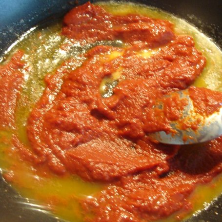 Krok 2 - Pomidorowa na rosole z makaronem foto