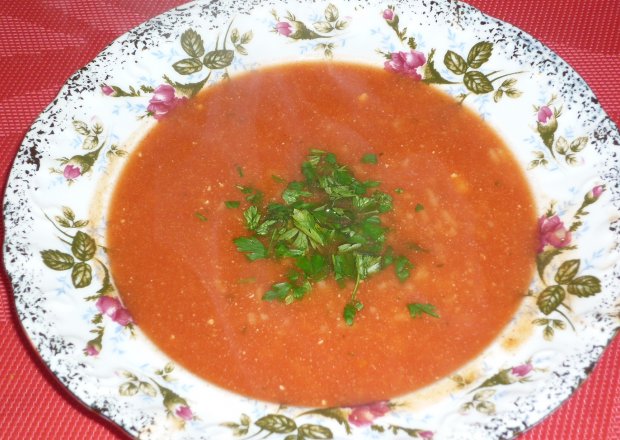 Fotografia przedstawiająca Pomidorowa na warzywnym wywarze