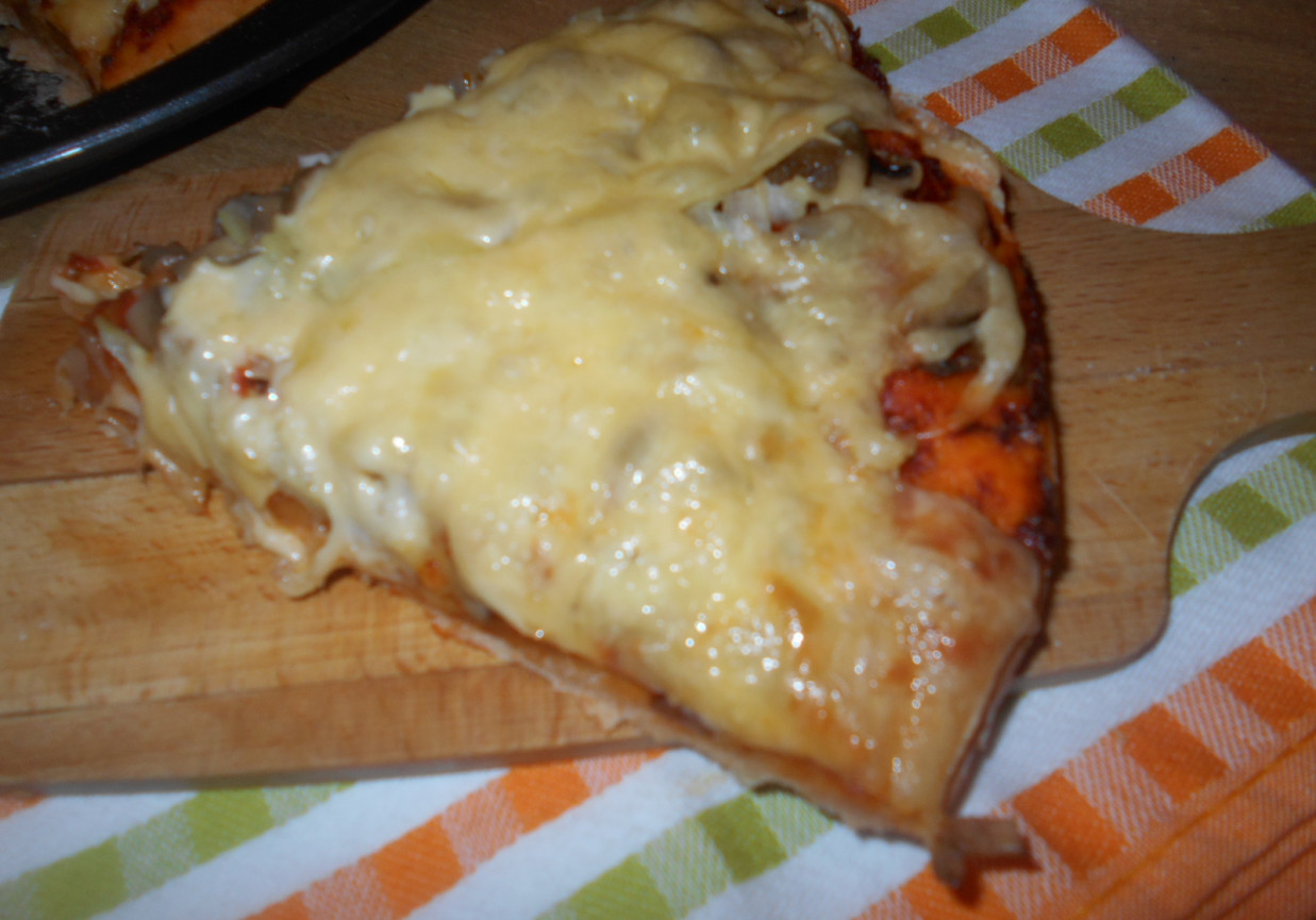 Pomidorowa pizza z pieczarkami foto