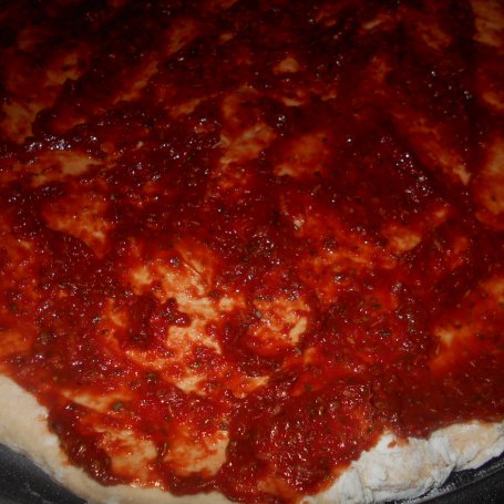 Krok 7 - Pomidorowa pizza z pieczarkami foto