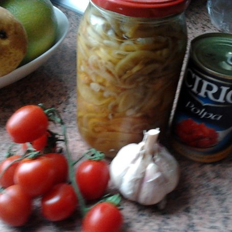 Krok 2 - pomidorowa pulpa z wieprzowiną, pieczarkami i zielonymi pomidorami foto