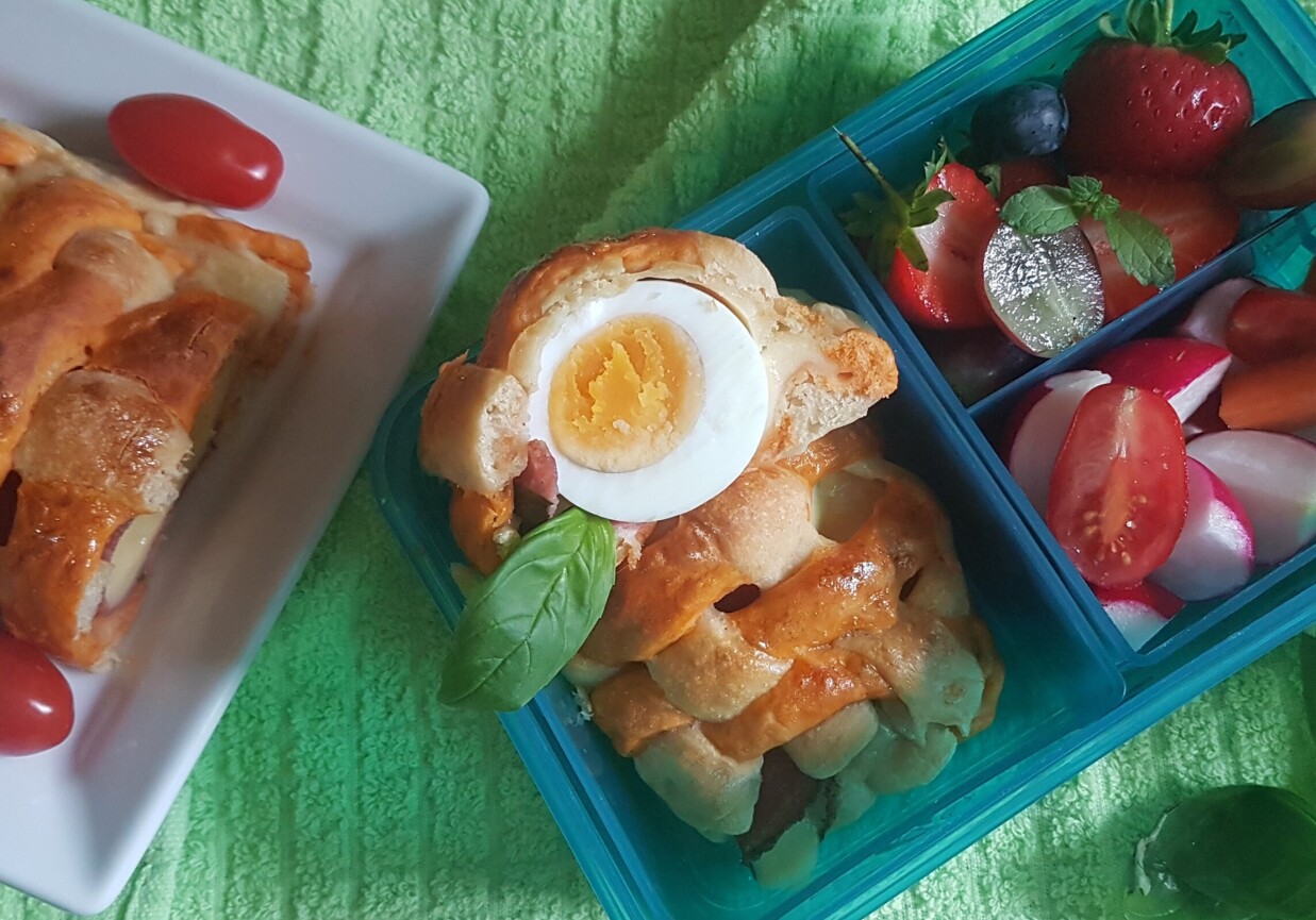 Pomidorowa roladka drożdżowa z jajkami, salami i serem foto