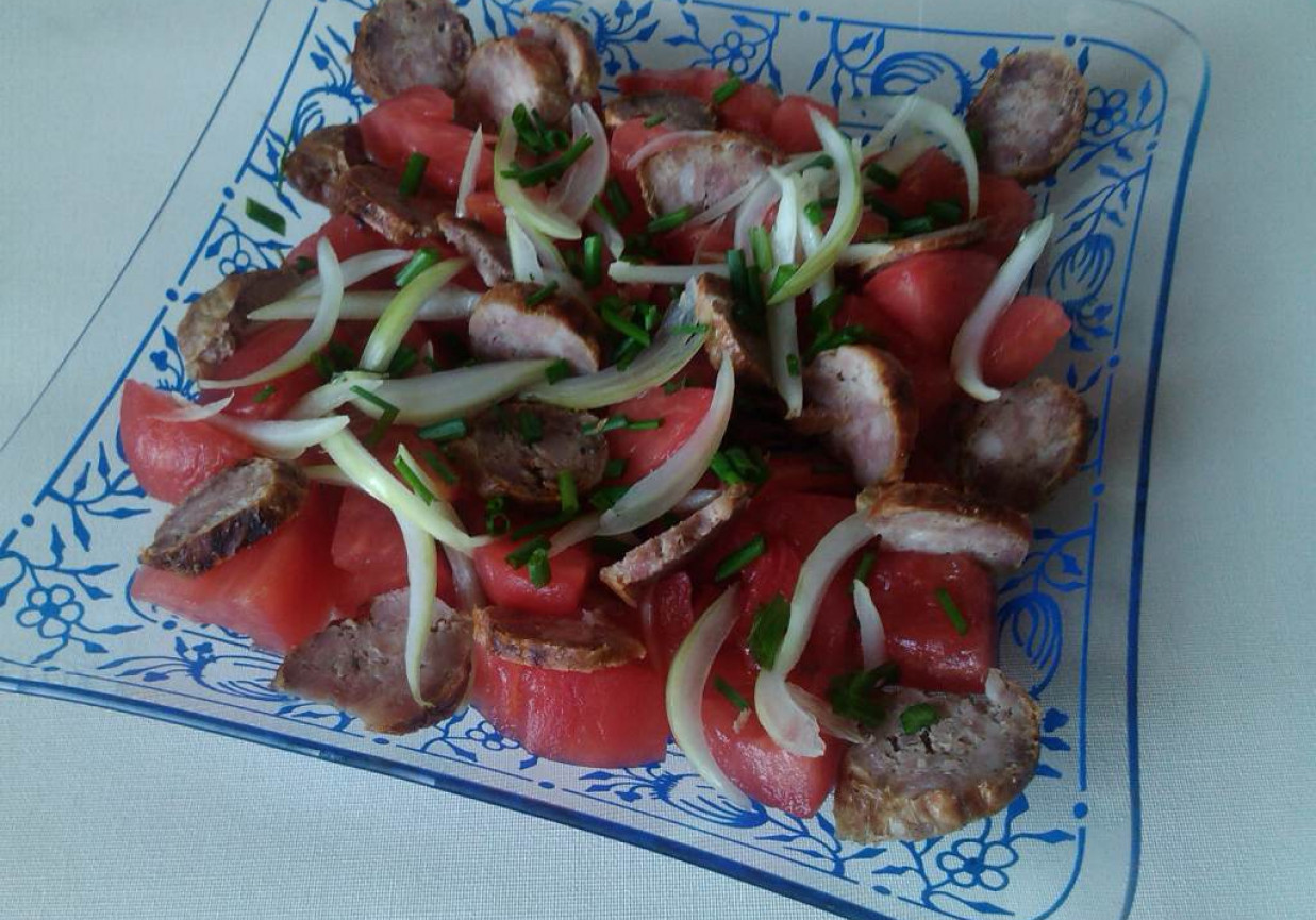 Pomidorowa sałatka z grillowaną kiełbasą foto