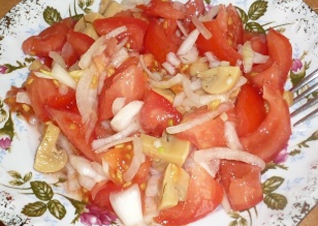 Fotografia przedstawiająca Pomidorowa sałatka z pieczarkami