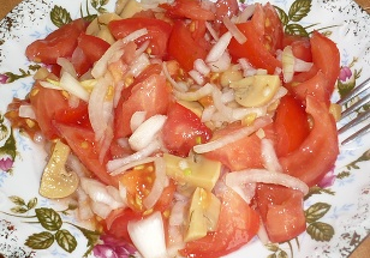 Pomidorowa sałatka z pieczarkami foto