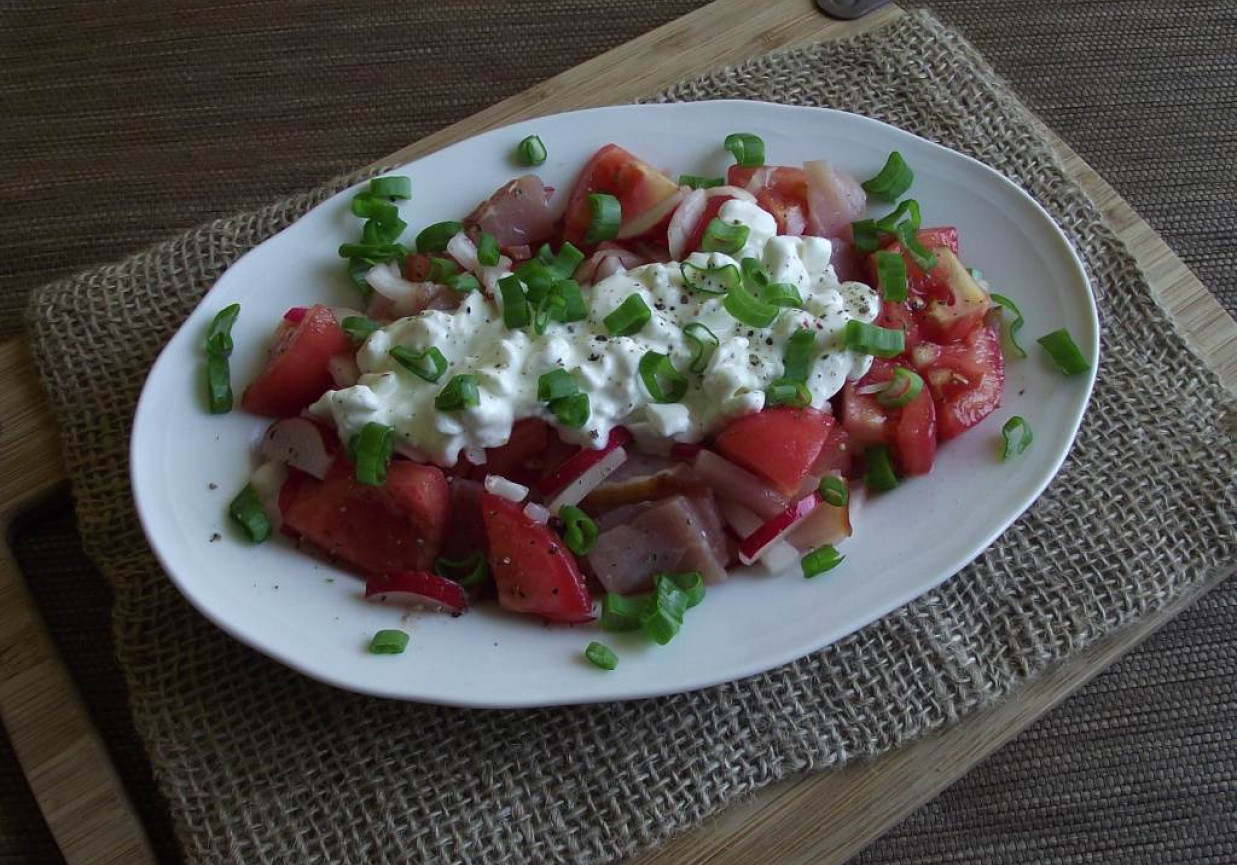 Pomidorowa sałatka z polędwicą i serkiem  foto