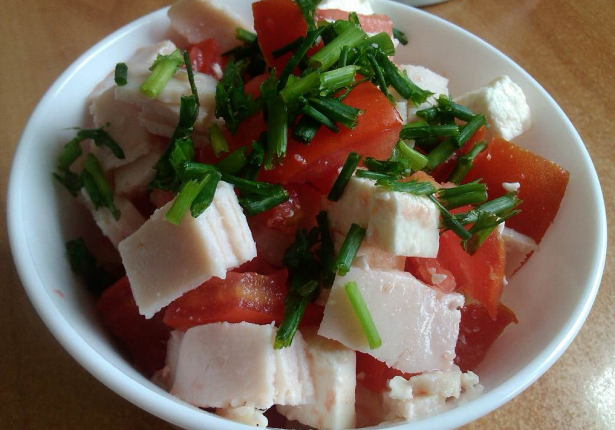 Pomidorowa sałatka z szynką i serem  foto