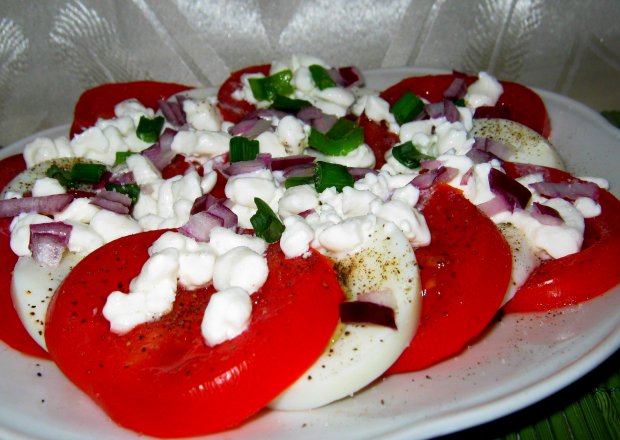 Fotografia przedstawiająca Pomidorowa sałatka z twarożkiem
