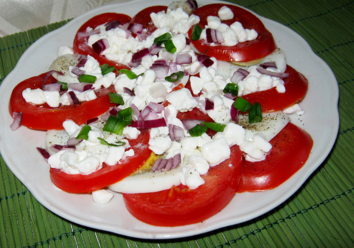 Pomidorowa sałatka z twarożkiem foto