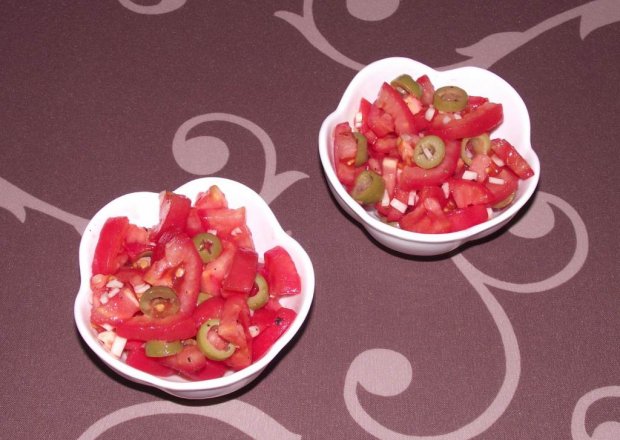 Fotografia przedstawiająca Pomidorowa surówka z czosnkiem i oliwkami