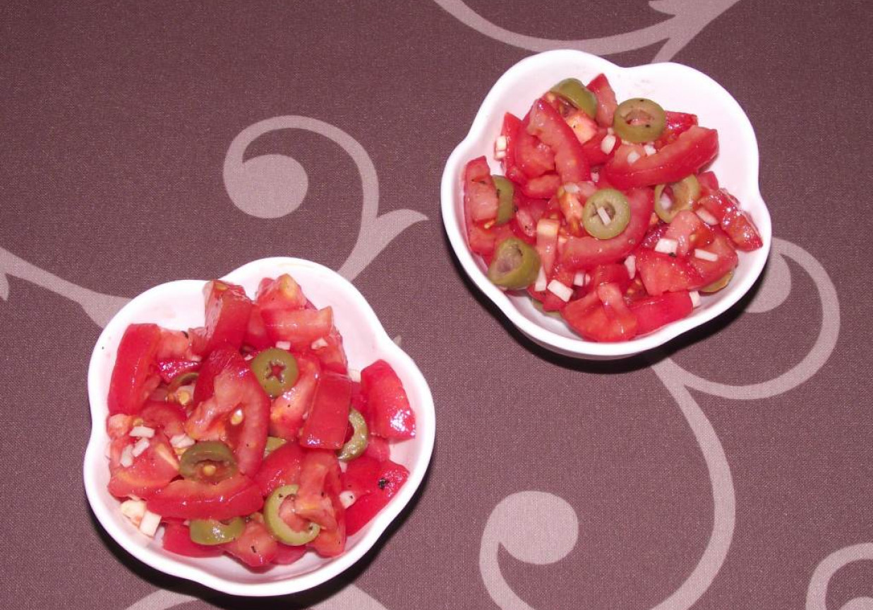 Pomidorowa surówka z czosnkiem i oliwkami foto