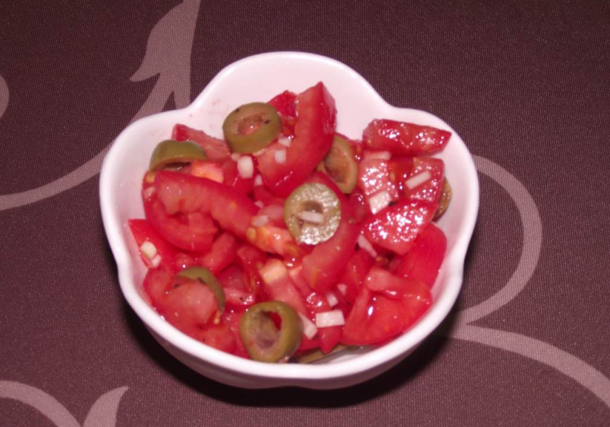 Pomidorowa surówka z czosnkiem i oliwkami foto