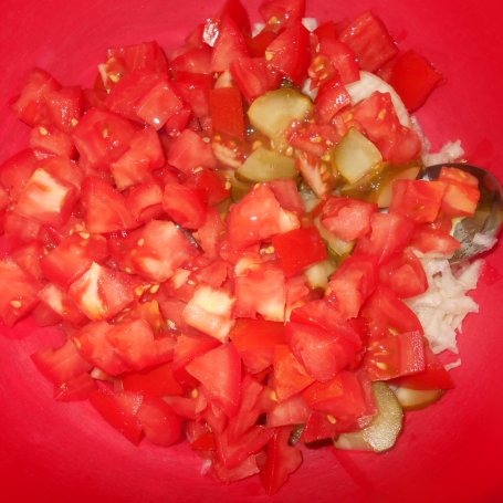 Krok 2 - Pomidorowa surówka z kalarepką foto