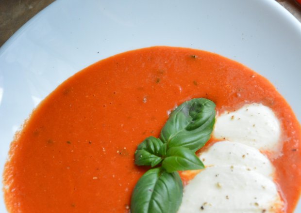 Fotografia przedstawiająca Pomidorowa z bazylią i mozzarellą