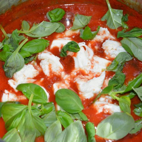 Krok 3 - Pomidorowa z bazylią i mozzarellą foto