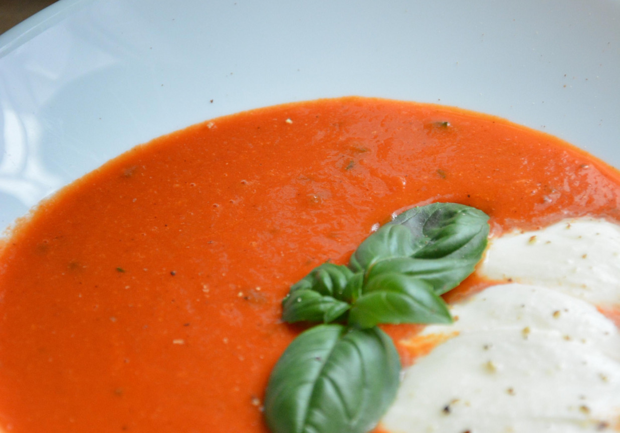 Pomidorowa z bazylią i mozzarellą foto