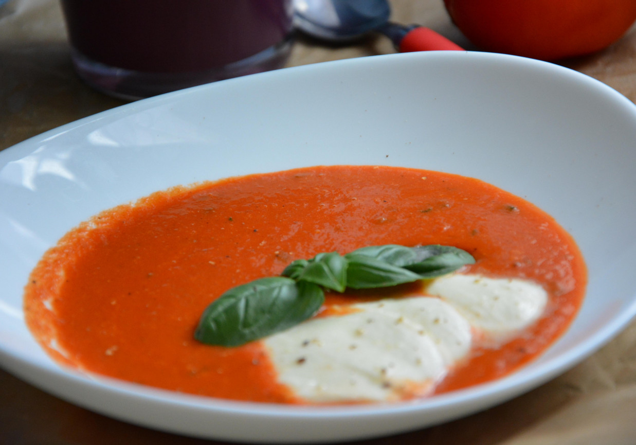 Pomidorowa z bazylią i mozzarellą foto