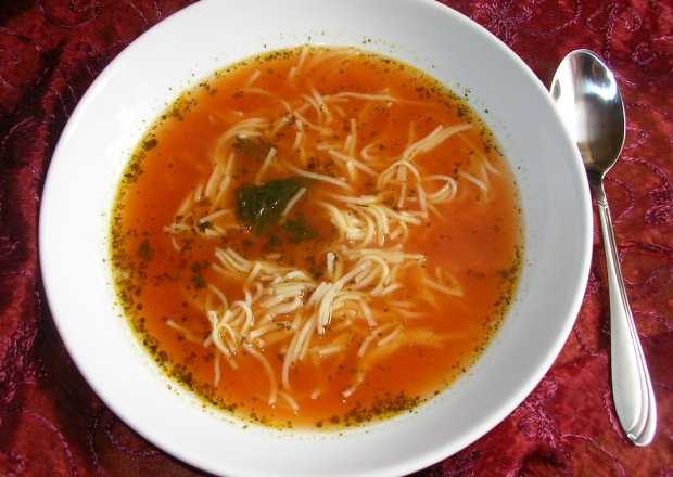 Fotografia przedstawiająca Pomidorowa z bazylią