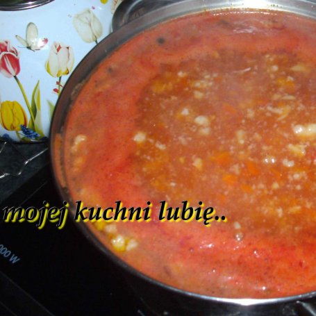 Krok 2 - pomidorowa z chilli z lanymi kluskami z kaszki manny...  foto