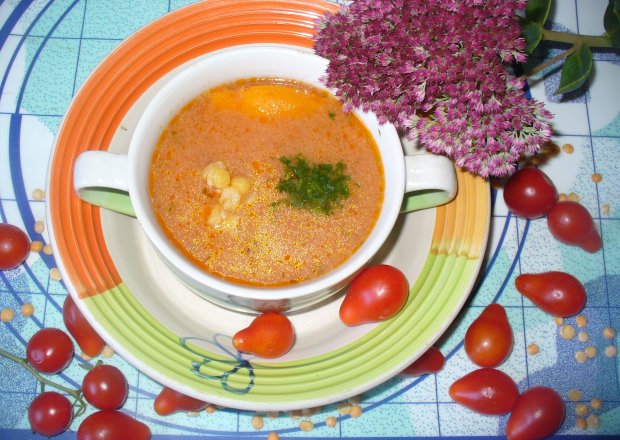 Fotografia przedstawiająca Pomidorowa z groszkiem łuskanym