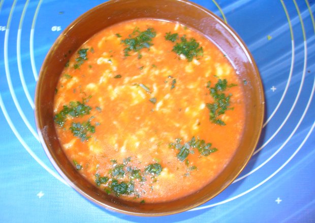 Fotografia przedstawiająca Pomidorowa z kluskami francuskimi